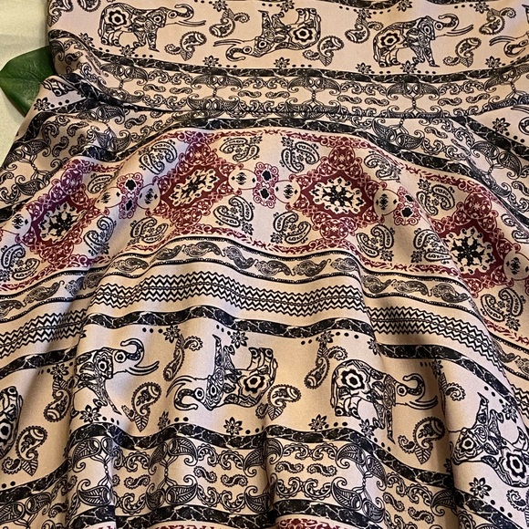 ⚡️FLASH Sale⏱️ Women’s Rue21 Elephant Pattern Dress with Wide Sleeves - Picture 6 of 12